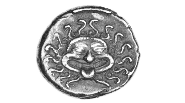 Gorgoneion na aversu stříbrné drachmy řecké obce Apollónie Pontské