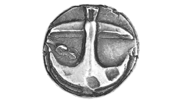 Na reversu starořecké mince kotva s mořským korýšem