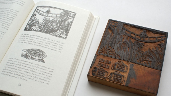 foto: dřevěné štočky a ilustrovaná kniha