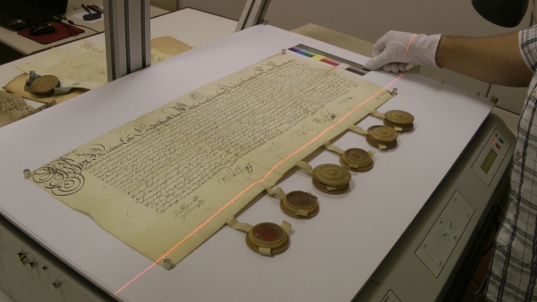 foto: pergamenová listina položená na skenneru