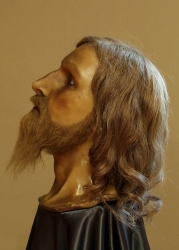 hlava figuríny z panoptika (pravděpodobně z některého z náboženských výjevů)