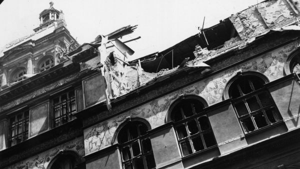 Historická budova Národního muzea po zásahu leteckou bombou dne 7. května 1945