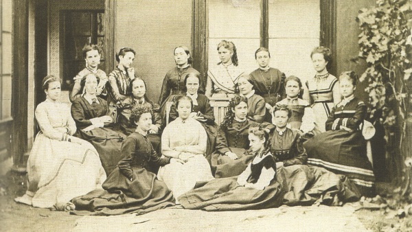Skupina členek Amerického klubu dam, r. 1871 foto: archiv NM