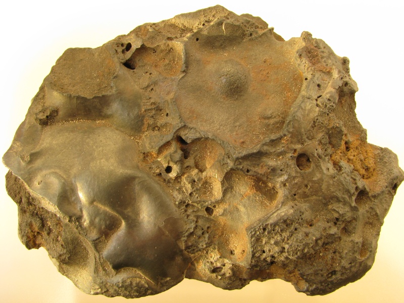 Typický úlomek hutní strusky s ledvinitým povrchem a oválnými dutinami, rozměry 10 × 7 cm (foto: D. Velebil)