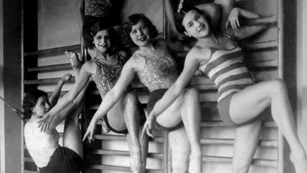 Jenčíkovy girls, Osvobozené divadlo, 30. léta 20. století