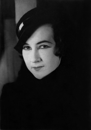 Nina Jirsíková na fotografii Ateliéru Benda, 20-30. léta 20. století. 