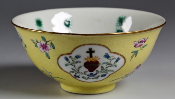 Miska Čína, značka období Čchien-lung (1736-1795). Miska nese zkratku Ježíšova jména „JHS“.  Na čínském porcelánu se objevuje u předmětů, které vznikaly na zakázku jezuitského řádu.  Národní  muzeum 