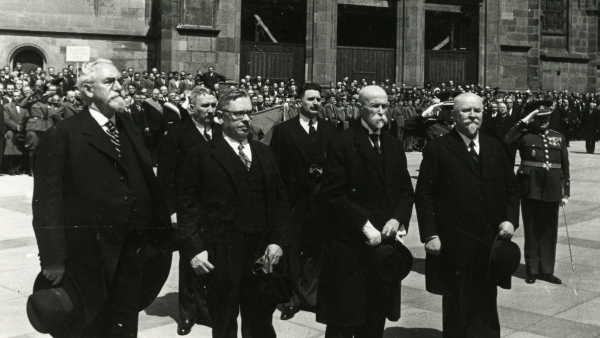Zleva: František Soukup, Bohumír Bradáč, Jan Malypetr, Jan Černý,  T.G. Masaryk, František Staněk (fotografie: Archiv Národního muzea)
