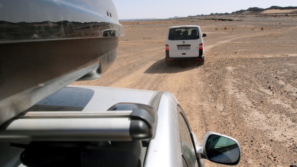 Expediční vozy Přírodovědeckého muzea Národního muzea projíždějí Saharou. Oba se výborně osvědčily na 8500  km dlouhé trase v náročném terénu i na nekonečných dálnicích.