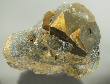 Tetraedrit z Maškary v Bosně s obsahem okolo 9 hmotnostních % rtuti (Národní muzeum); dokonalý 3 × 2.5 × 2 cm velký krystal povlečený chalkopyritem na sideritu, velikost vzorku 6 × 5 × 4.5 cm. Foto D. Velebil.
