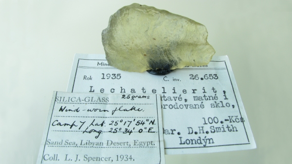 Libyjské pouštní sklo nalezené L. J. Spencerem krátce po prvním objevení pouštních skel a následně darované do sbírky Národního muzea. (Foto D. Velebil)