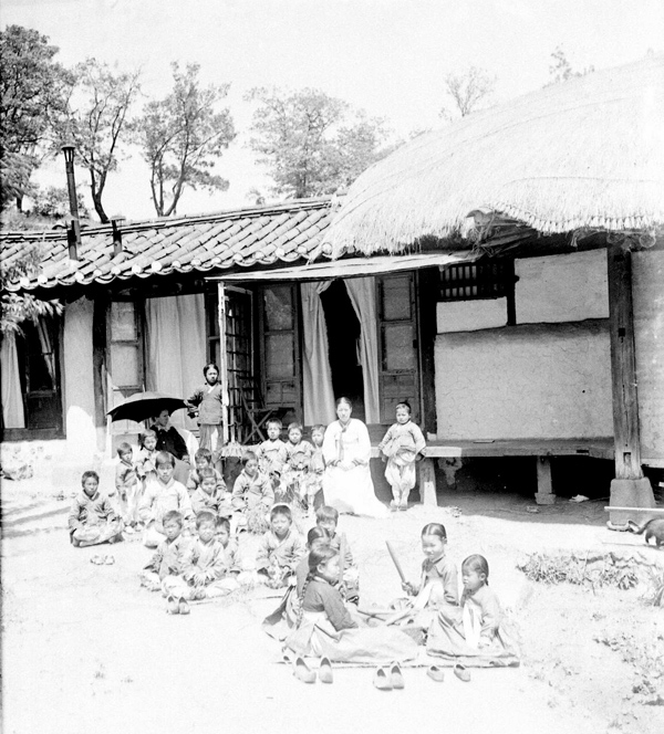 Skupina dětí na dvorku americké misijní školy. 1901