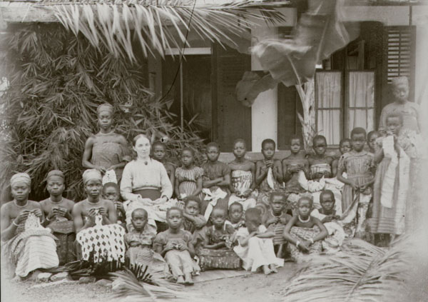 Škola Basilejské misie - misionářky se svými žačkami od nejmladších po dospělé dívky. 1885-89