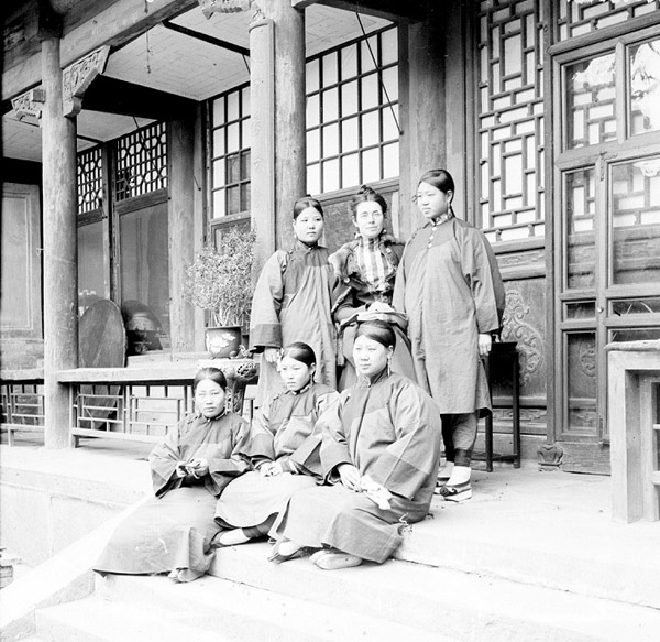 Americká misionářka s čínskými učitelkami na verandě domu