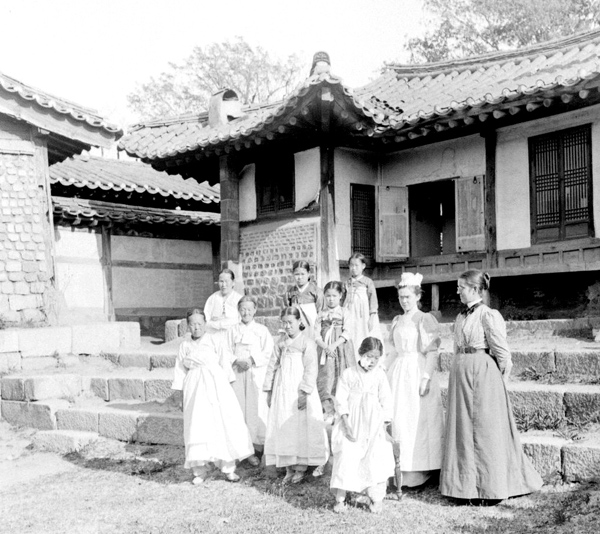 Korejské dívky s americkými učitelkami před americkou misií