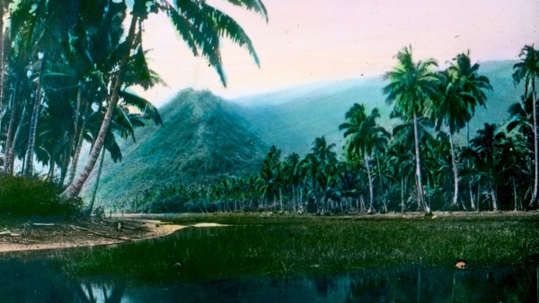 Laguna u vesnice Papara, Tahiti. Kolorovaný diapozitiv. (zdroj: Národní muzeum)
