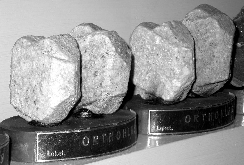 Karlovarská dvojčata od Lokte v původní stálé mineralogické expozici (zdroj: Národní muzeum)