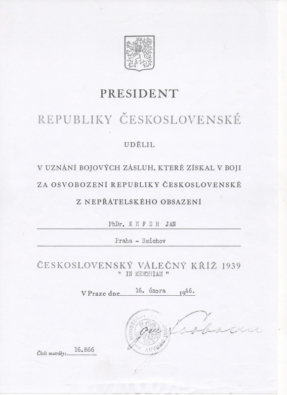 Prezident Edvard Beneš udělil po válce Janu Keferovi in memoriam vyznamenání Československý válečný kříž (zdroj: Národní muzeum)