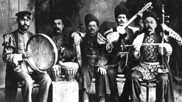 Soubor ázerbájdžánských lidových hudebních nástrojů (gaval, goša-nagara, tar, kamanča), foto z r. 1910.