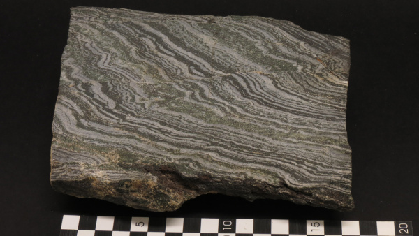 Původně jemnozrnný mořský sediment byl přeměněn na pararulu až migmatit. Stáří této horniny z jednotky Isua je asi 3,7 miliardy let (zdroj: Národní muzeum)