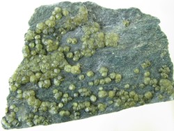 Minerál Andradit z italského Val Malenco, o rozměrech 9 × 6 cm  získalo muzeum od F. W. Cassirera už v roce 1936 (zdroj: Národní muzeum)