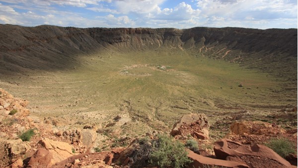 Jako první byl dokázán impaktní původ u Meteor Crateru v Arizoně. Má průměr více než 1 kilometr a vznikl dopadem meteoritu před asi 50 tisíci lety (foto: Jiřina Dašková).