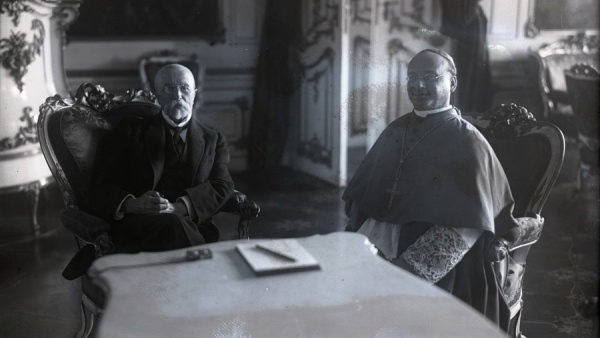 Fotografie. Papežský nuncius Francesco Marmaggi při nástupní audienci u T. G. Masaryka v roce 1923. Zdroj: Národní muzeum