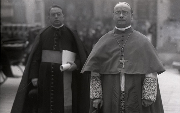 Fotografie. Papežský nuncius Francesco Marmaggi a jeho sekretář Antonio Arrata. Zdroj: Národní muzeum