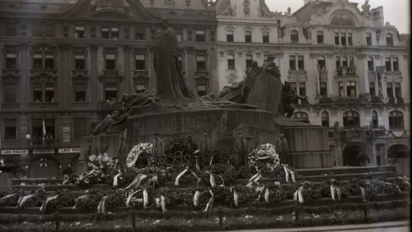Fotografie. Husův pomník na Staroměstském náměstí během Husovských oslav. Zdroj: Národní muzeum