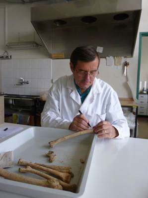 Fotografie dobrovolnika popisujícího kosti