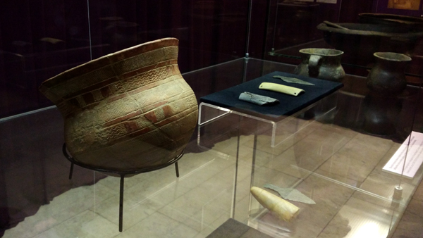 Fotografie. Zvoncový pohár s další hrobovou výbavou. Fotografie z výstavy Smrt. Zdroj: Národní muzeum