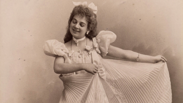 Fotografie. Detail fotografie. Enrichetta Grimaldi, 1895. Autor fotografie Ateliér J. F. Langhans, Praha. Zdroj: Národní muzeum