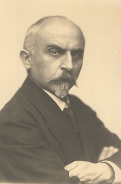 Fotografie. 1) Alois Rašín jako ministr financí po vzniku Československa. Zdroj: Národní muzeum