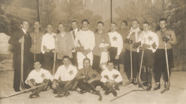 Fotografie. Mužstvo SK Slavia Praha v roce 1911, Berlín. Zdroj: Národní muzeum