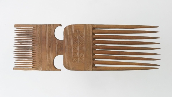 Fotografie. Dřevěný hřebínek z oblasti Kilimadžára, d.: 12 cm (inv. č. 6122) Zdroj: Národní muzeum