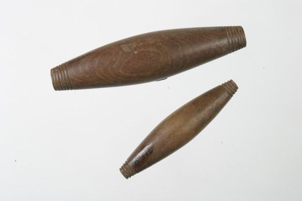 Fotografie. Ušní kolíky, Kahové, Tanzanie, d.: 3,7 cm (inv. č. : 6311). Zdroj: Národní muzeum