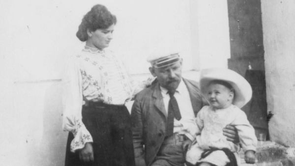 Fotografie. Martin Lány s manželkou Emou a synem na misijní stanici. Zdroj: Národní muzeum