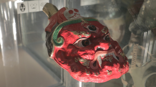 Fotografie. Na výstavě se můžete setkat s maskami z celého světa. Zdroj: Národní muzeum