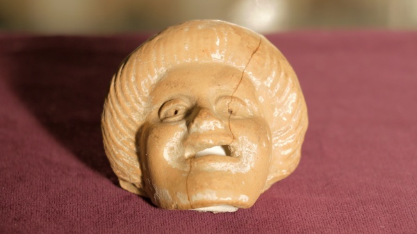 Fotografie. Terakotový model řecké masky. Zdroj: Národní muzeum