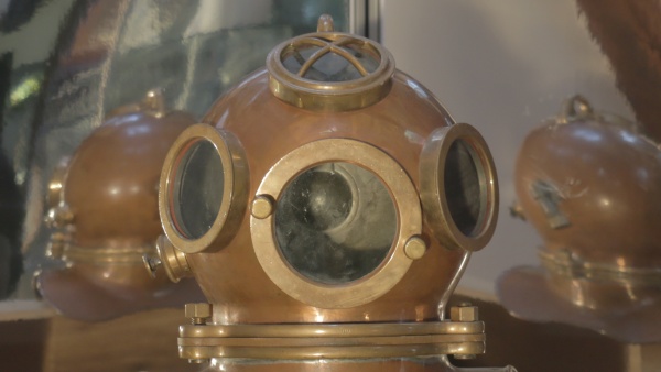 Fotografie. Potápěčská helma firmy Hagenuk. Zdroj: Národní muzeum