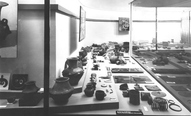 Fotografie. Pohled na proudovou vitrínu. Zdroj: Archiv Oddělení pravěku a antického starověku, Národní muzeum