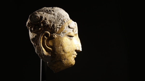 Fotografie. Jeden z unikátních předmětů  výstavy - zlatá hlava buddhy. Zdroj Národní muzeum