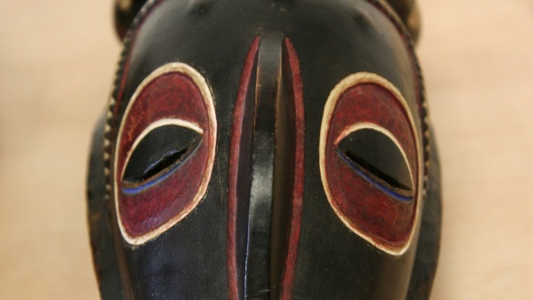 Fotografie. Detail masky antilopy. Zdroj: Národní muzeum