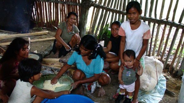 Fotografie. Indiáni při zpracování manioku. Autorka: Ludmila Škrabáková