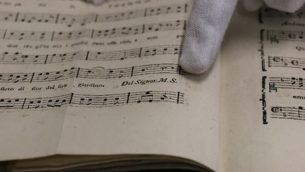 Fotografie. Iniciály označující část skladby, kterou komponoval Antonio Salieri. Zdroj: Národní muzeum