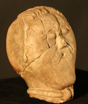 Fotografie. Pohled na chybějící pravé ucho. Zdroj: Národní muzeum