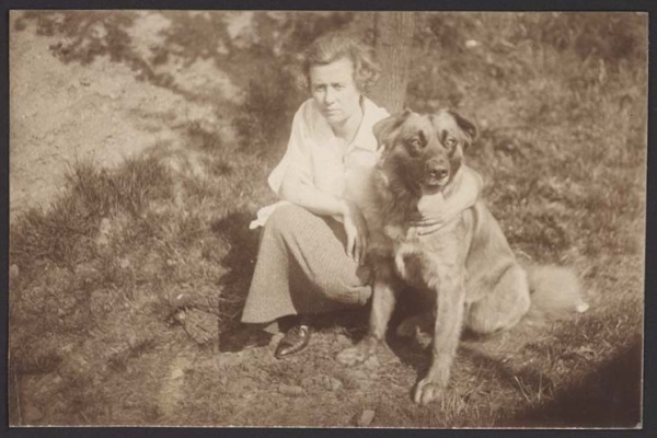 Fotografie. Anna Macková se psem Tarzánem na Bohdalci v Praze, 13. 5. 1924. Foto Josef Váchal. Zdroj: Národní muzeum.