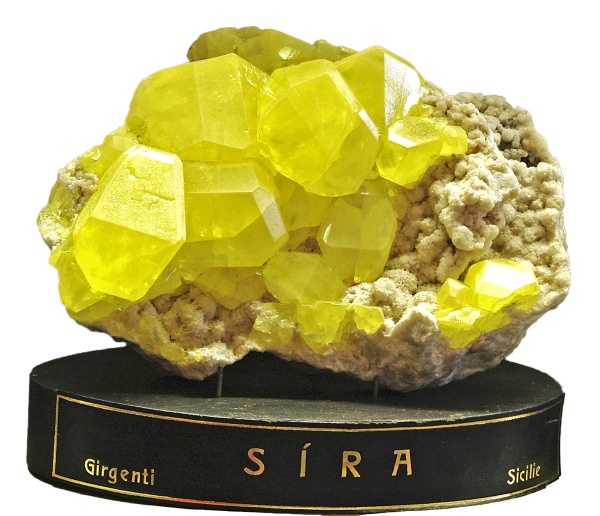 Vzorek s krystaly síry pocházející ze Sicílie. Ukázka tradičního vystavení minerálů, které autoři nových expozic hodlají pietně zachovat. Exemplář ze sbírek mineralogicko-petrologického oddělení NM. Zdroj: Národní muzeum