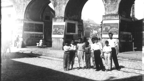 Skupina chlapců před městským akvaduktem. Brazílie, Rio de Janeiro, 1903-1904. Zdroj: Národní muzeum