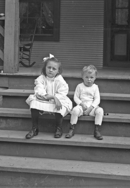 Fotografie. Vrázovy děti – Vlastička  a Slávek na letním bytě v Algonquinu, 1907-8 Zdroj: Národní muzeum